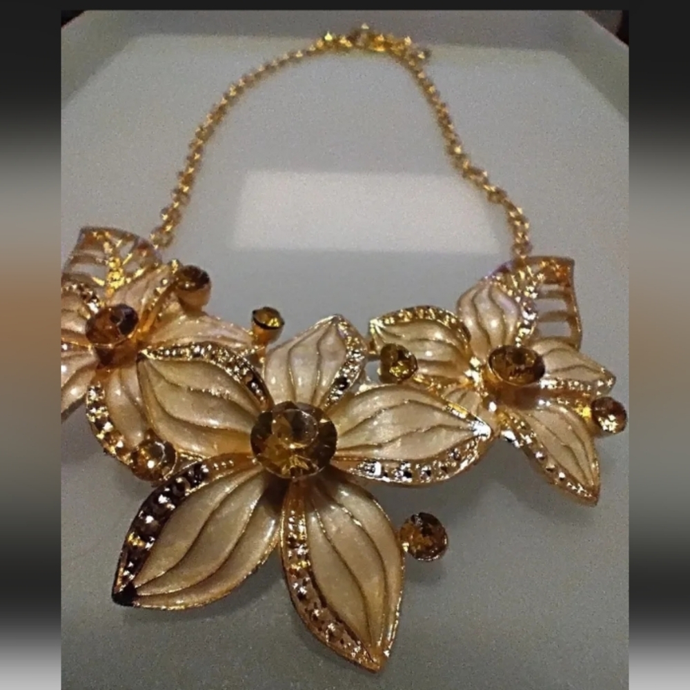 BETSEY JOHNSON WHITE/GOLD FLOWERTASTIC CHOKER NECKLACE